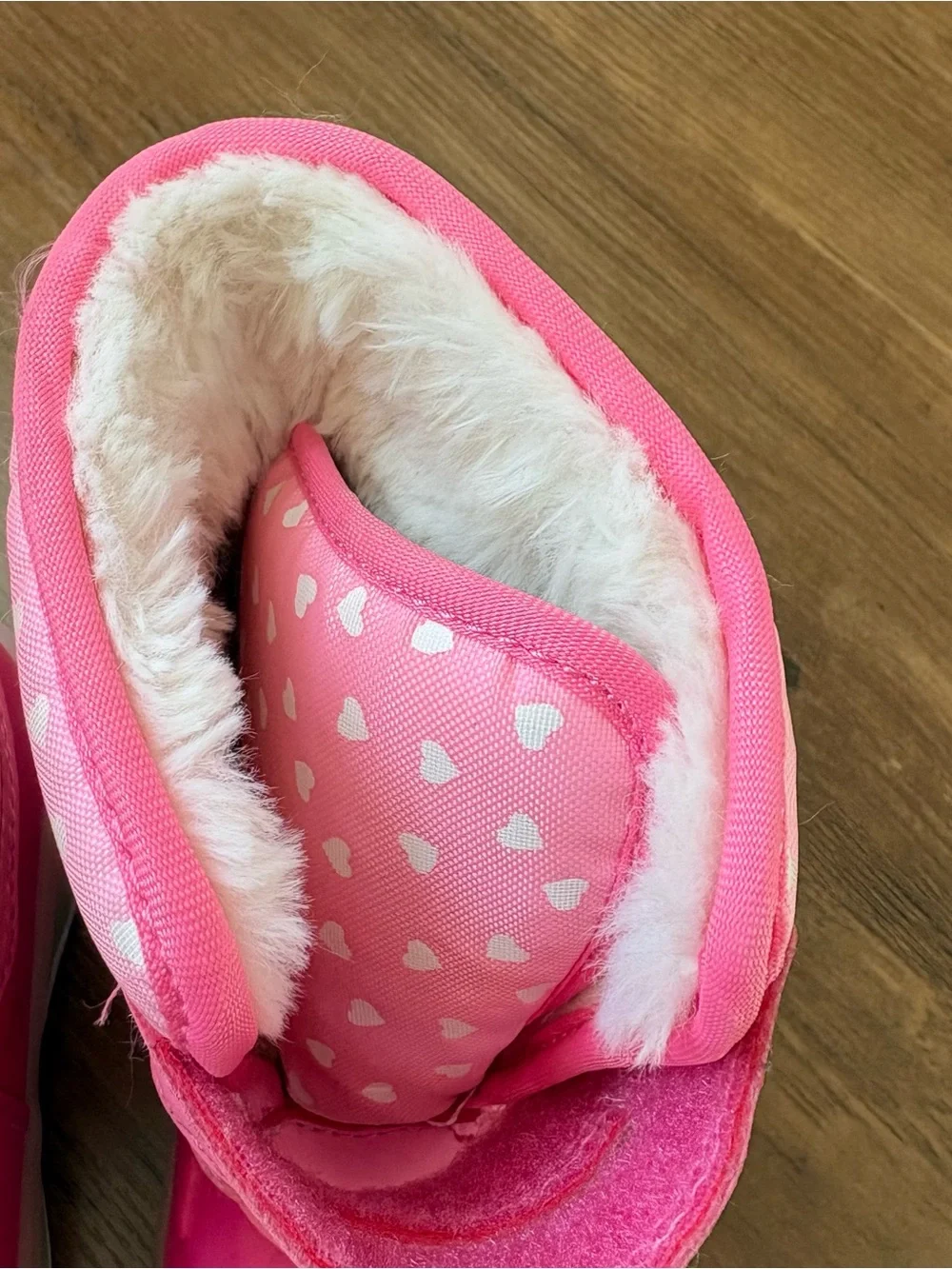 Carter's Bright Pink Heart Snow Boots girls size 8. iNV25/554